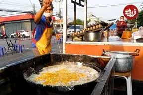 ببینید| غذای خیابانی در تایلند؛ مهارت آشپز خیابانی در تهیه املت صدف در بانکوک