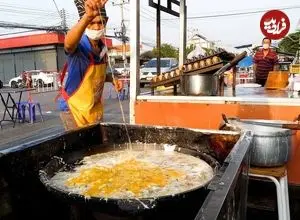 ببینید| غذای خیابانی در تایلند؛ مهارت آشپز خیابانی در تهیه املت صدف در بانکوک