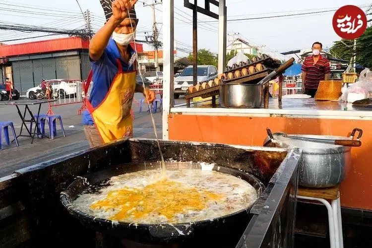 ببینید| غذای خیابانی در تایلند؛ مهارت آشپز خیابانی در تهیه املت صدف در بانکوک