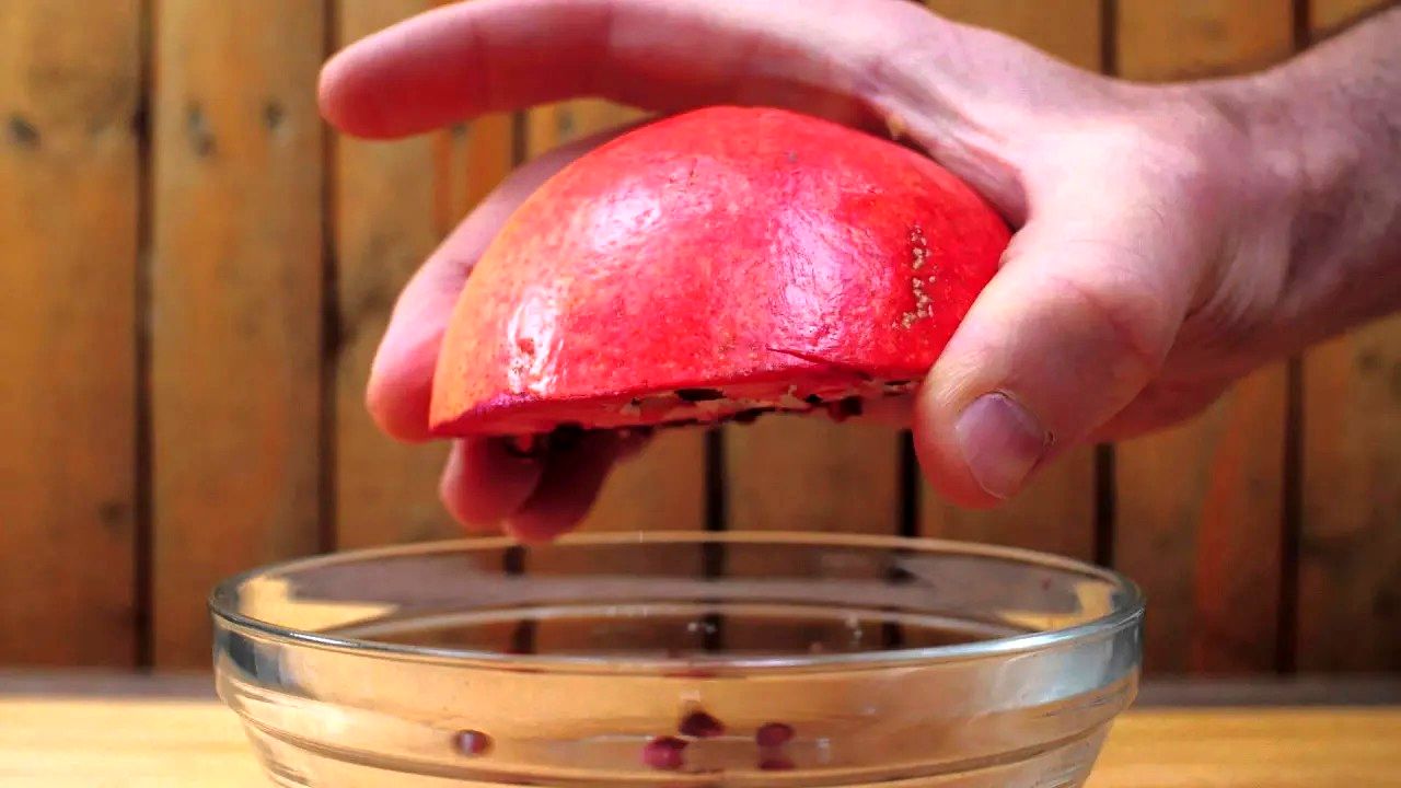(ویدئو) یک روش ساده برای دانه کردن انار در 10 ثانیه برای شب یلدا