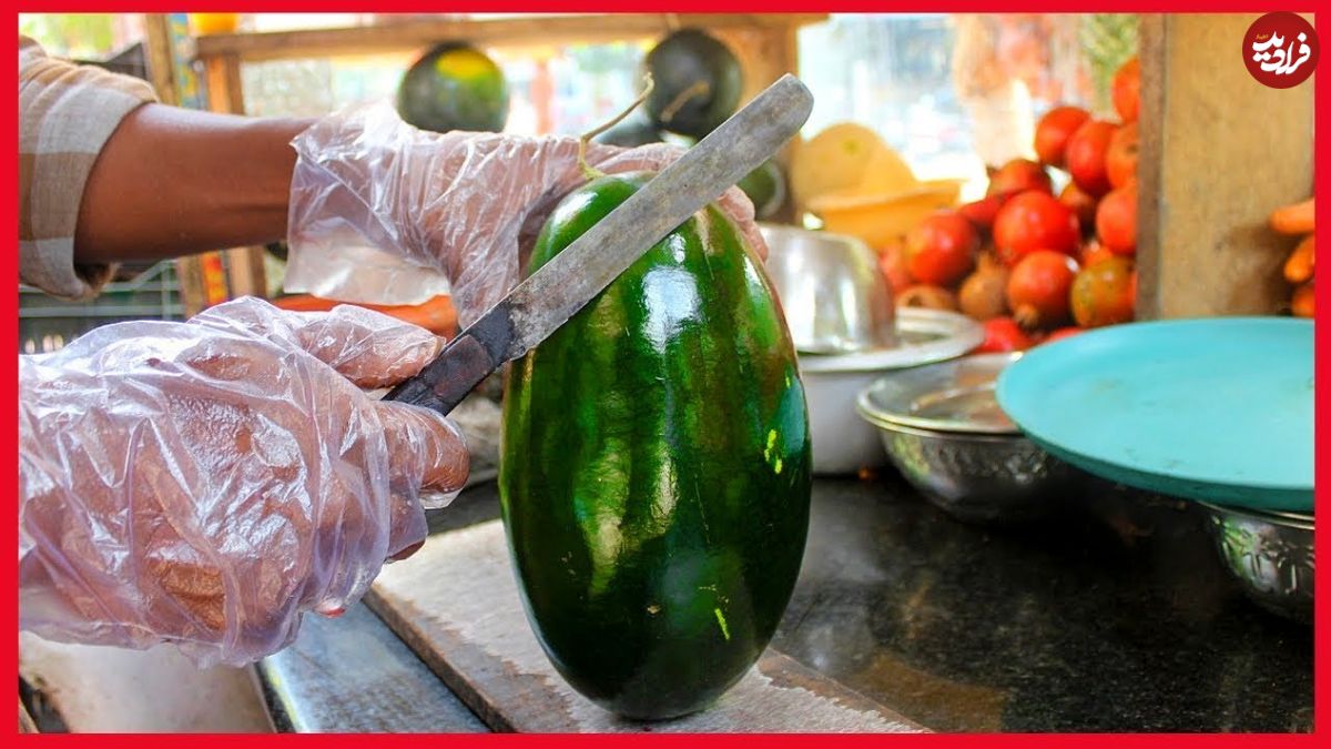 ببینید؛ برش ماهرانه طالبی، هندوانه و آناناس و تهیه آبمیوه با آن ها توسط آبمیوه فروش هندی