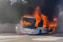 (ویدئو) آتش گرفتن ناگهانی اتوبوس پر از مسافر در بزرگراه!
