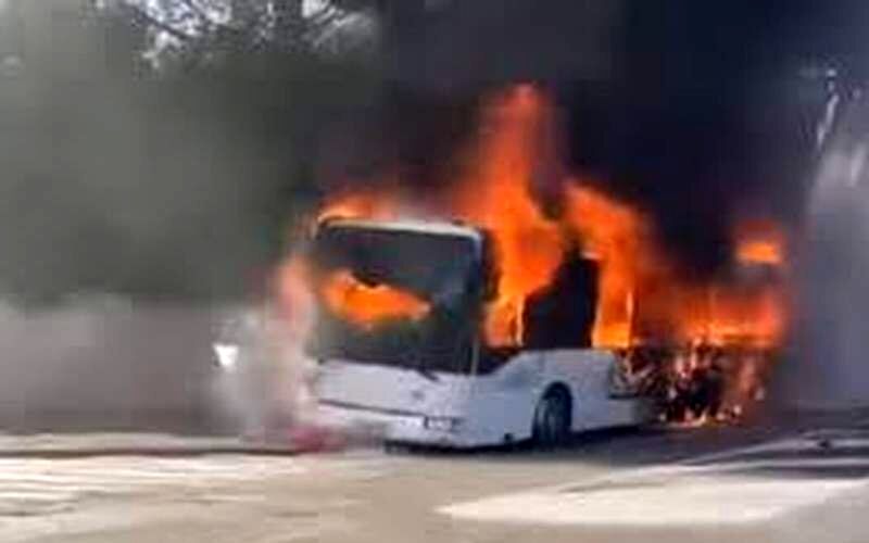 (ویدئو) آتش گرفتن ناگهانی اتوبوس پر از مسافر در بزرگراه!