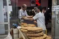 عکس| سفر زمان؛ تصویری از یک نانوایی در مازندران؛ 90 سال قبل