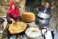 ببینید؛ غذای روستایی در افغانستان؛ پخت شیربرنج و نان لواش روی تنور در غار