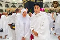(عکس) اشک‌های بازیگر مشهور در خانه خدا