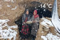 ببینید؛ غذای روستایی در افغانستان؛ پخت خوراک بامیه در هوای برفی در غار