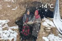 ببینید؛ غذای روستایی در افغانستان؛ پخت خوراک بامیه در هوای برفی در غار