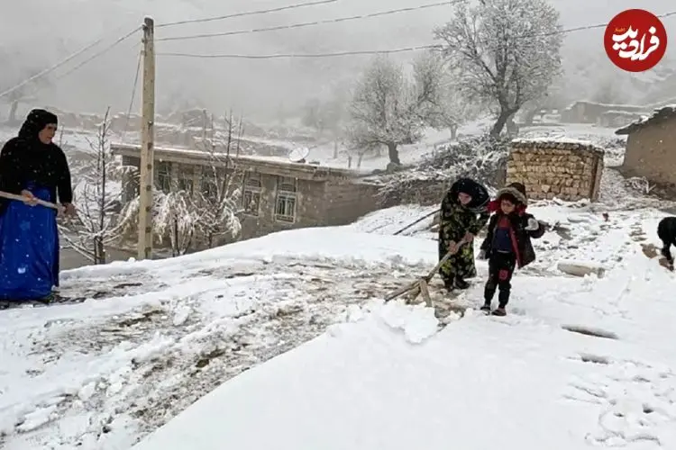 ببینید| ویدئویی پربازدید از برف‌روبی خانه‌ای در پیرانشهر
