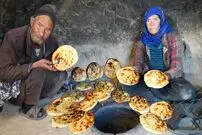 (ویدئو) پخت نان محلی افغانی در تنور به روش جالب یک زوج مسن غارنشین