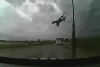 فریاد و وحشت مسافران؛ هواپیما در طوفان گرفتار شد!