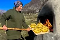 ببینید| غذای خیابانی در آذربایجان؛ تهیه سمبوسه به روشی متفاوت و در تنور