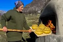 ببینید| غذای خیابانی در آذربایجان؛ تهیه سمبوسه به روشی متفاوت و در تنور