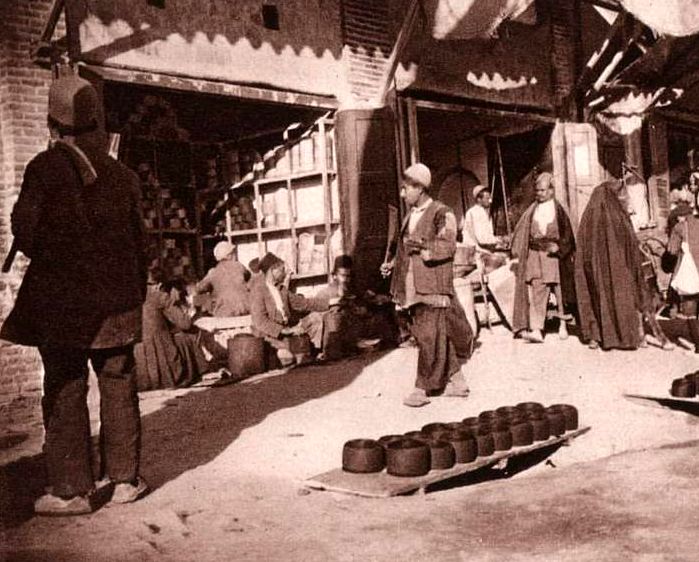 دو عکس دیدنی از ماست‌فروش‌های تهران قدیم؛ روایت اشتهابرانگیز نان و ماست خوردن امیرکبیر و شاه
