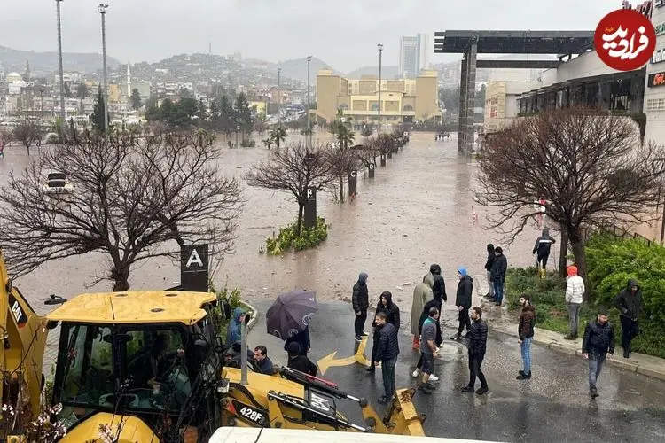 ببینید| سیل در ترکیه خودروها را با خود برد