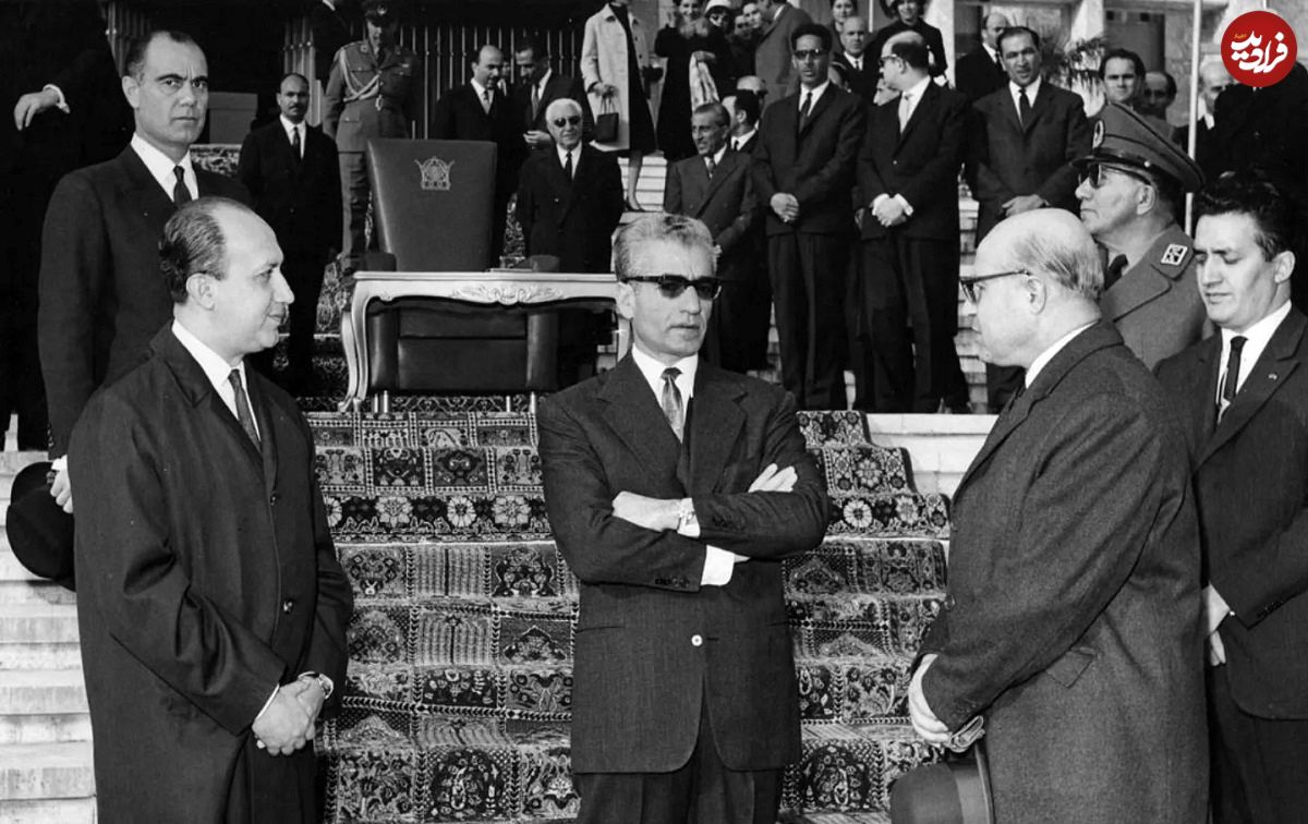 عکس؛ سفر در زمان؛ «محمدرضا پهلوی و دخترش شهناز در هواپیمای شخصی اش» در فرانسه؛ سال 1337