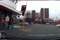 ببینید؛ لحظه پرتاب شدن یک زن به وسط خیابان بر اثر باد شدید