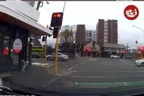 ببینید؛ لحظه پرتاب شدن یک زن به وسط خیابان بر اثر باد شدید