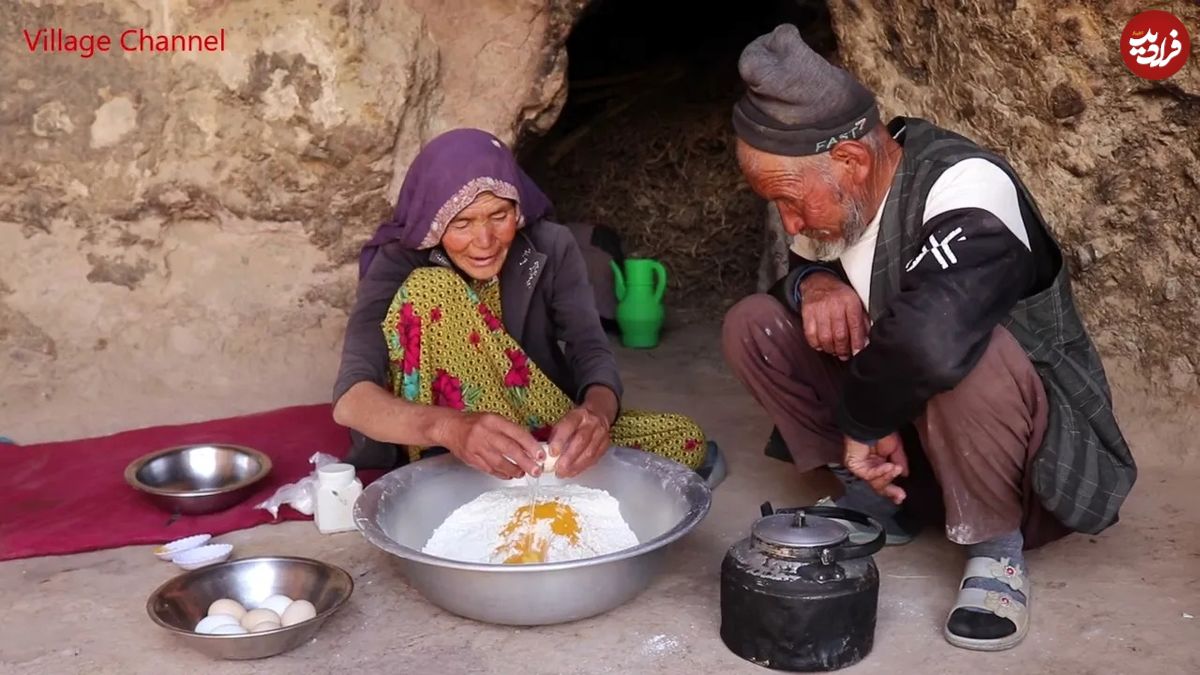 (ویدئو) پخت نان روی ساج و کباب کردن تخم مرغ توسط زوج مسن افغانستانی در غار باستانی