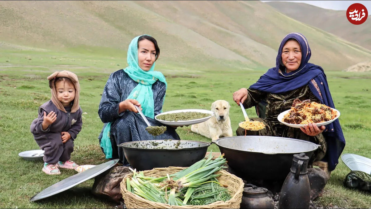 (ویدئو) پخت یک غذای محلی با سبزیجات کوهی توسط مادر و دختر عشایر افغان