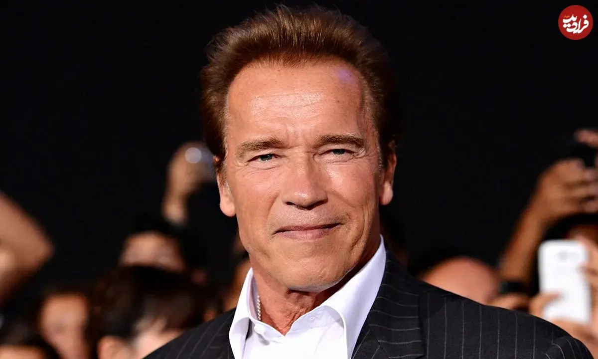 عکس| سفر در زمان؛ «آرنولد» در حال بغل کردن سگ اش در حیاط خانه در کالیفرنیا؛ سال 1361