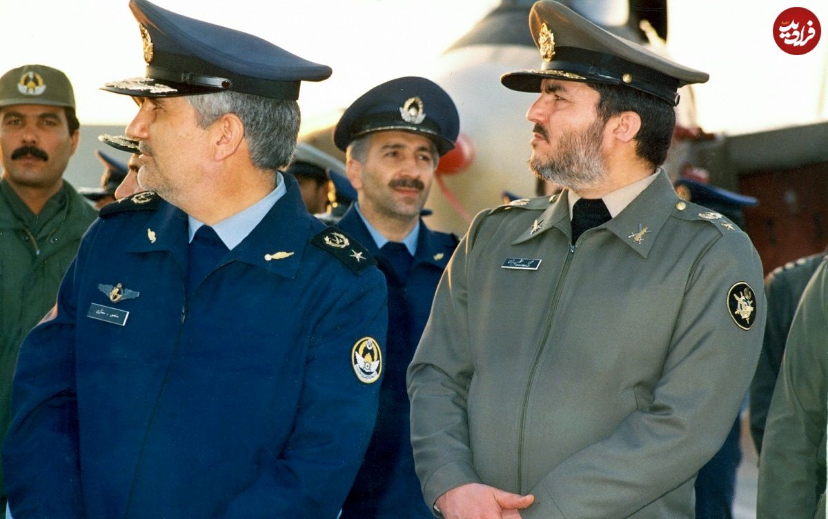 عکس؛ سفر در زمان؛ «سرلشکر فیروزآبادی و منصور ستاری» در یک بازدید نظامی؛ اوایل دهه 70