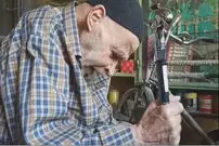 ببینید؛ هنرنمایی استاد چاقوساز ۹۹ ساله زنجانی در یک ویدیوی دیدنی