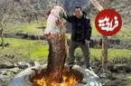 ببینید| غذای روستایی در آذربایجان؛ صید گربه ماهی بزرگ و کباب کردن آن در تنور