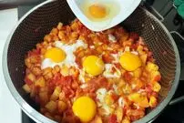 (ویدئو) اگر تخم مرغ، سیب زمینی و گوجه دارید، این غذاهای خوشمزه را درست کنید