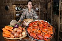 ببینید| غذای روستایی در چین؛ پخت غذای سنتی با خرچنگ گِلی، مرغ و سبزیجات