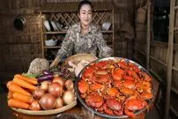 ببینید| غذای روستایی در چین؛ پخت غذای سنتی با خرچنگ گِلی، مرغ و سبزیجات