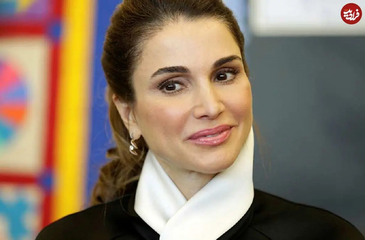 عکس| سفر در زمان؛ «رانیا، ملکه اردن» در حال گفتگو با رئیس دربار سلطنتی در امان؛ سال 1378