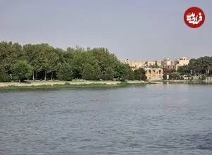 عکس| سفر زمان؛ منظرۀ زیبای «اردوی سلطنتی در ساحل زاینده‌رود» در دوران قاجار