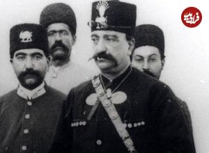 عکس؛ سفر به تاریخ؛ «ناصرالدین شاه» در کنار «چُرتی حسین خان» و «کودکان دربار»