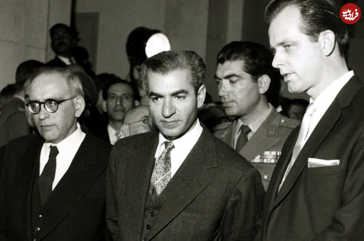 عکس؛ سفر در زمان؛ «محمدرضا پهلوی با تاج و کالسکه» در کاخ گلستان؛ سال 46