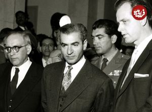 عکس؛ سفر در زمان؛ «محمدرضا پهلوی با تاج و کالسکه» در کاخ گلستان؛ سال 46