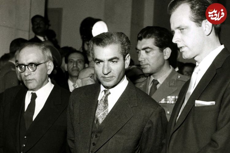 عکس؛ سفر در زمان؛ «محمدرضا پهلوی با تاج و کالسکه» در کاخ گلستان؛ سال 46