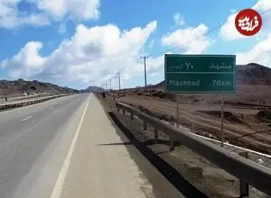 عکس| سفر زمان؛ یک اتومبیل قدیمی در «جادۀ خاکی مشهد»؛ سال 1318