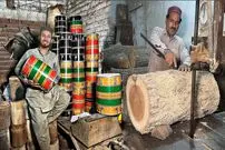 ویدئو| مراحل تماشایی ساخت دُهُل با تنه درخت در کارگاهی در پاکستان