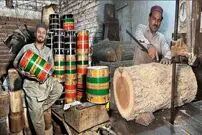ویدئو| مراحل تماشایی ساخت دُهُل با تنه درخت در کارگاهی در پاکستان