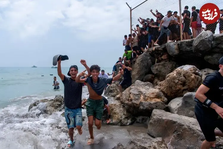 ببینید| سلفی عجیب مهاجر مراکشی هنگام شنا به طرف مرز اسپانیا
