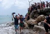 ببینید| سلفی عجیب مهاجر مراکشی هنگام شنا به طرف مرز اسپانیا