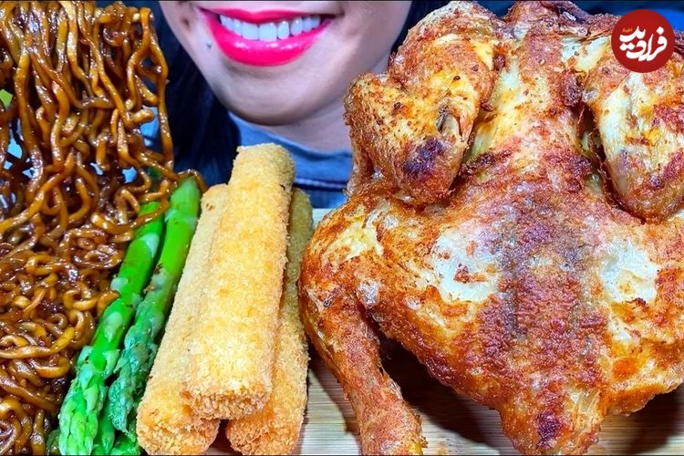 (ویدئو) خوردن 3 کیلوگرم مرغ سوخاری و نودل به روش دختر مشهور ایتالیایی