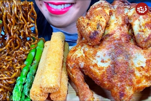 (ویدئو) خوردن 3 کیلوگرم مرغ سوخاری و نودل به روش دختر مشهور ایتالیایی