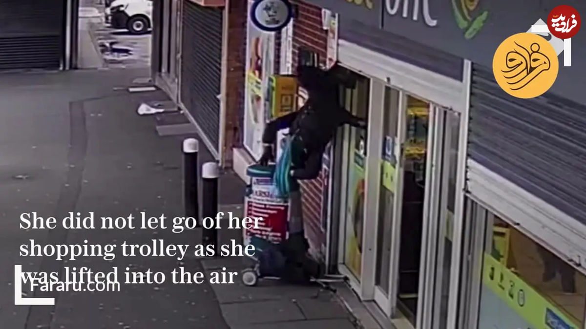 (ویدئو) بلایی که کرکره یک فروشگاه بر سر زن سالخوره آورد 