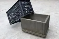 ببینید؛ ساخت یک «گلدان» کاربردی با سیمان و جعبه پلاستیکی میوه 