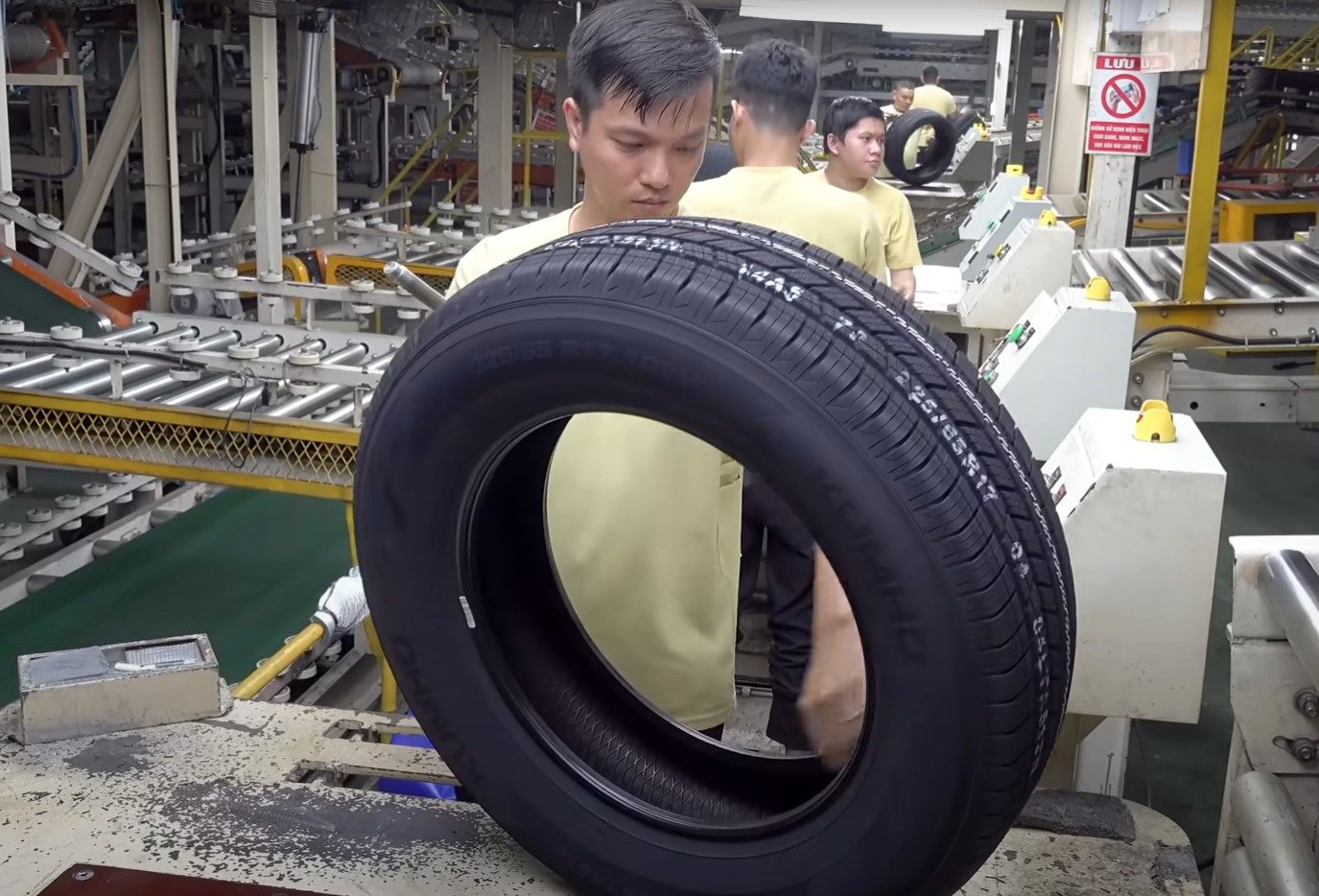 (ویدئو) مراحل تماشایی تولید لاستیک خودرو در یک کارخانه پیشرفته