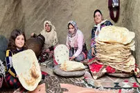 (ویدئو) غذای روستایی در گیلان؛ پخت نان لواش و تهیه کره در ارتفاعات آستارا