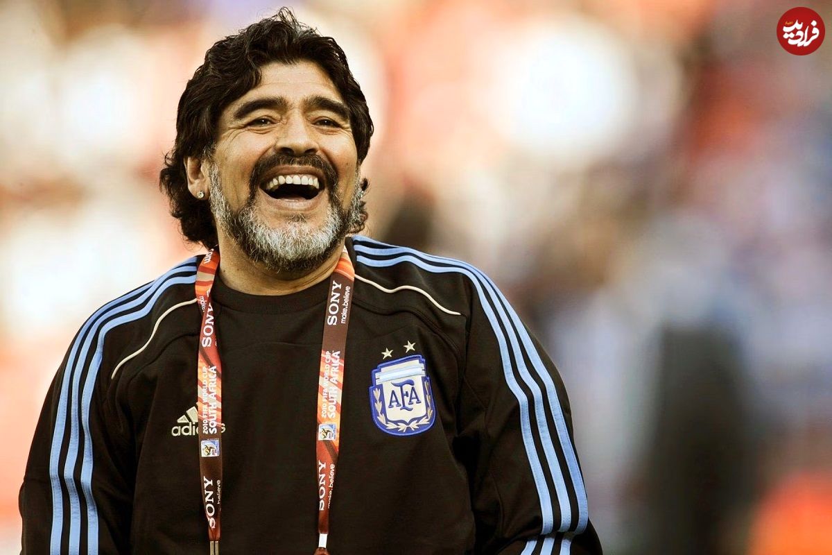 عکس| سفر در زمان؛ «دیگو مارادونا» در حال دریافت جایزه بازی جوانمردانه فیفا؛ سال 1356