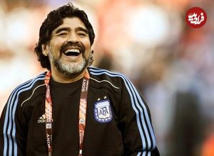 عکس| سفر در زمان؛ «دیگو مارادونا» در حال دریافت جایزه بازی جوانمردانه فیفا؛ سال 1356